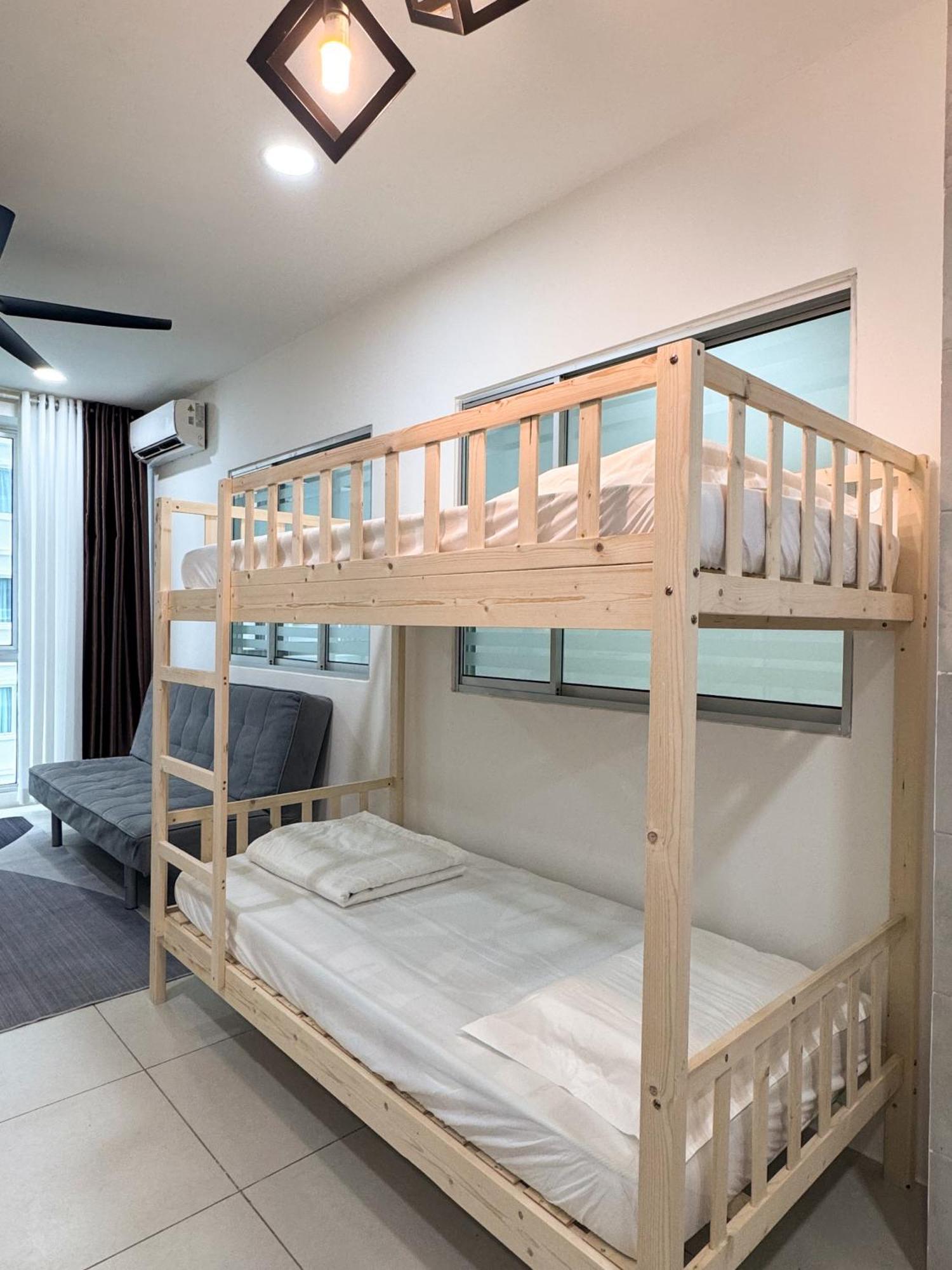 Metrocity Square Condominium-3r2b-9 Pax