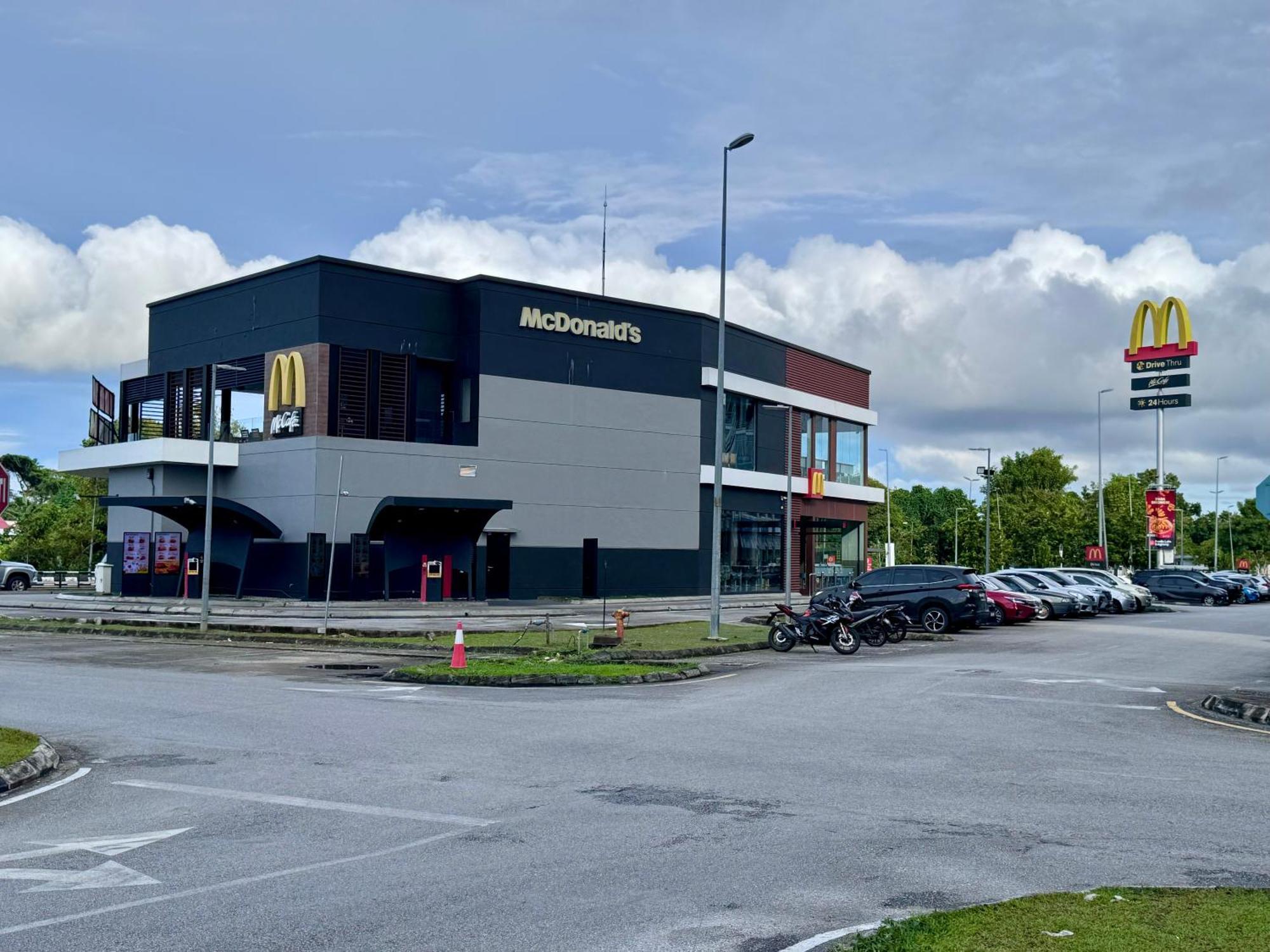 Metrocity Square Condominium-3r2b-9 Pax Kuching