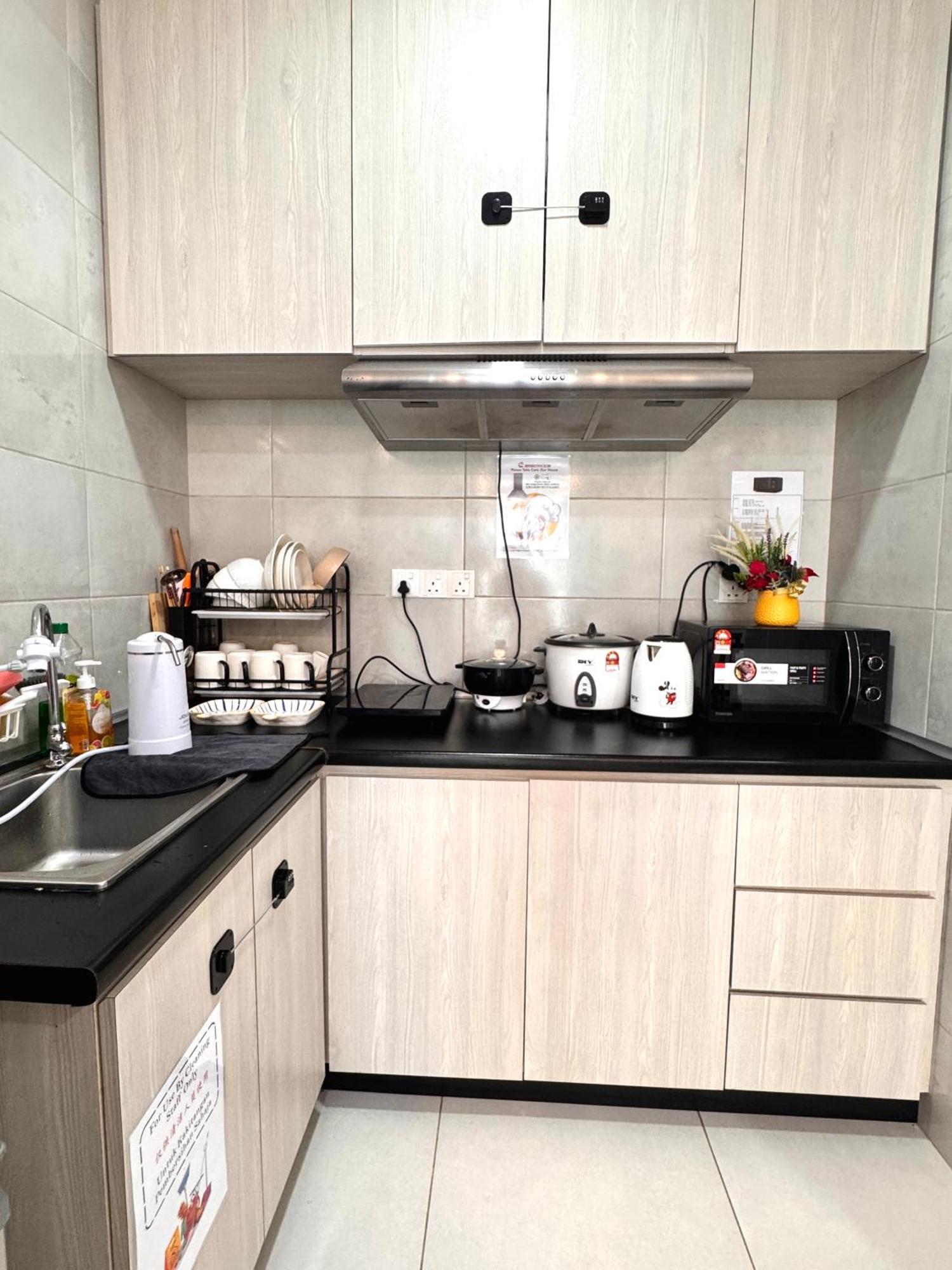 Metrocity Square Condominium-3r2b-9 Pax Kuching